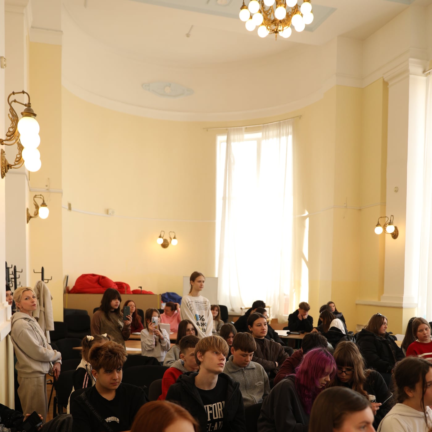 Велика група учасників дводенного заходу RealSkills
