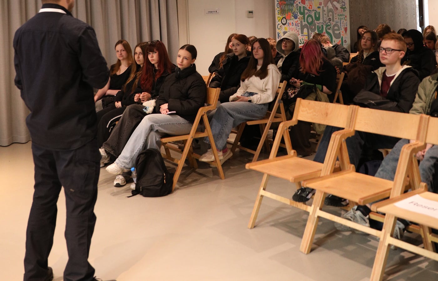 Підлітки слухають виступ на події RealSkills