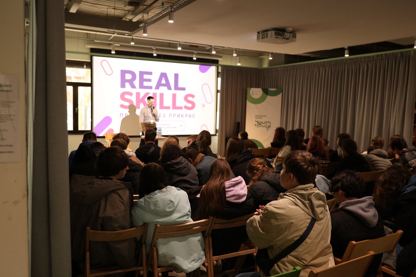 Велика аудиторія підлітків слухає спікера на дводенній програмі RealSkills