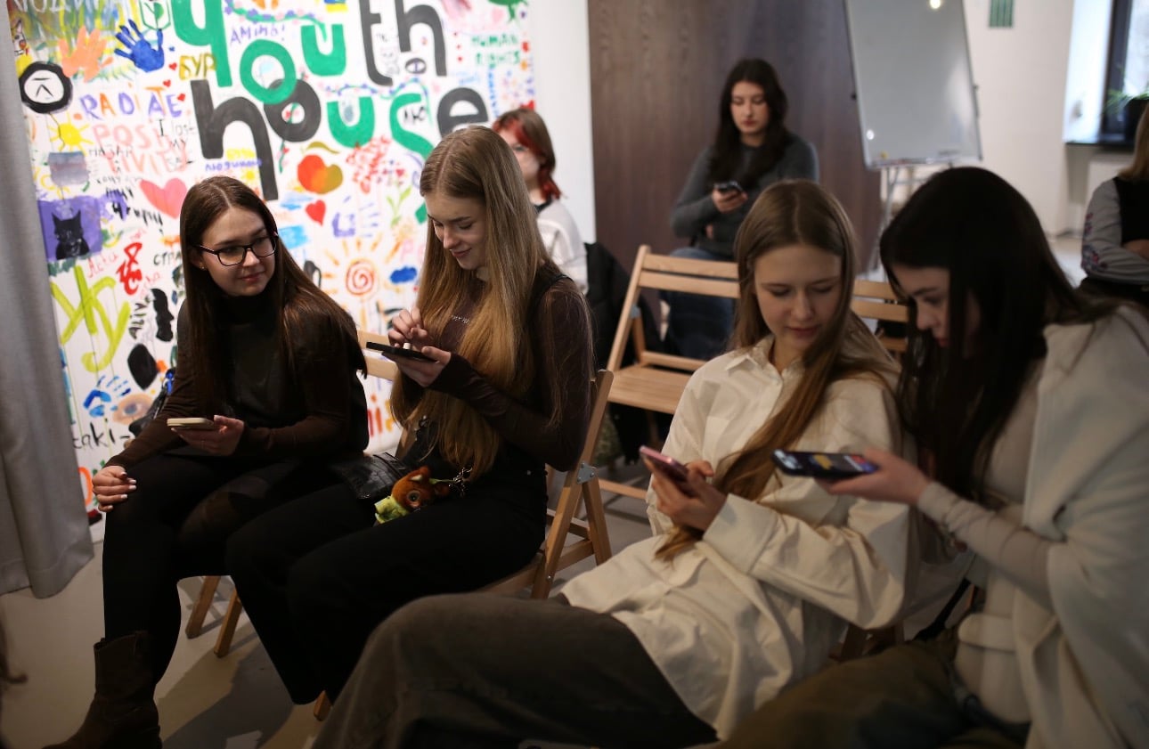 Учасники RealSkills під час робочої розмови