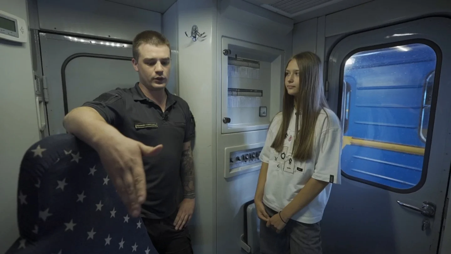Розмова про професію в кабіні машиніста.